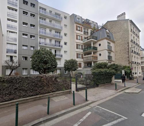 an empty street in front of a building at Le SerenityAppart Suresnes in Suresnes