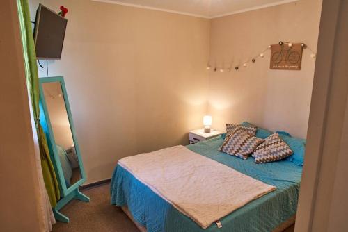 1 dormitorio con 1 cama con sábanas y almohadas azules en Departamento amoblado en arriendo, en Arica