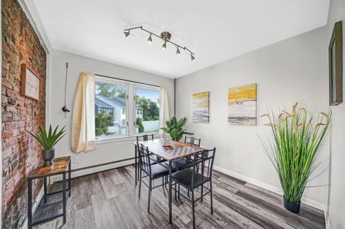 a dining room with a table and chairs at Modern & Quant KOP 3 Bed/1 ba in King of Prussia