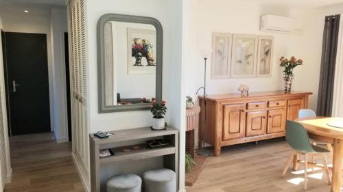 - une salle à manger avec un miroir et une table dans l'établissement Le mimosa, à Cassis