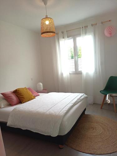 une chambre avec un lit et une fenêtre dans l'établissement chez Stéph, à Salles