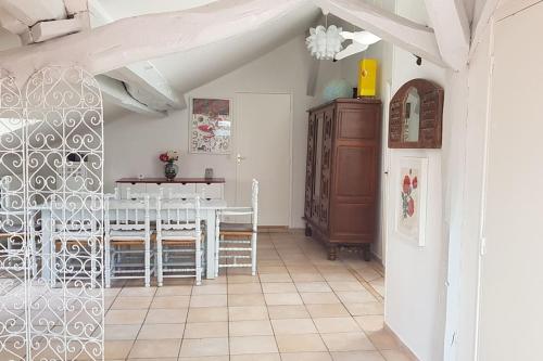 une cuisine et une salle à manger avec une table et des chaises dans l'établissement Nice house very closed to the beautiful beach, à Biarritz