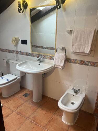 Bilik mandi di Hotel El Bricial