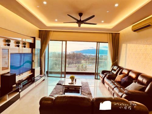 sala de estar con sofá de cuero y TV en Maison life 2 小居屋 The Loft Imago en Kota Kinabalu