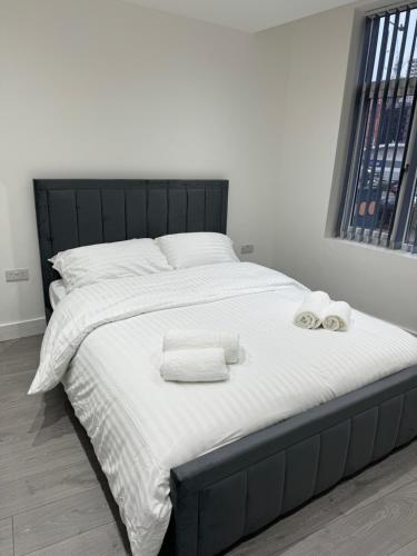 ein großes Bett mit Handtüchern darüber in der Unterkunft Fully furnished 1 Bedroom flat in London