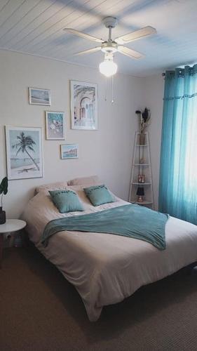 1 dormitorio con 1 cama y ventilador de techo en Appartement une chambre avec balcon, en Chambly