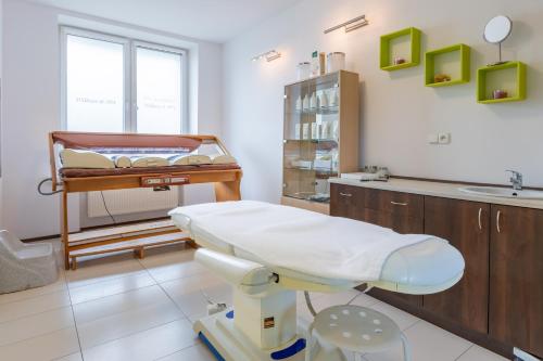ein Krankenhauszimmer mit einem Bett und einem Tisch in der Unterkunft Ryterski in Rytro