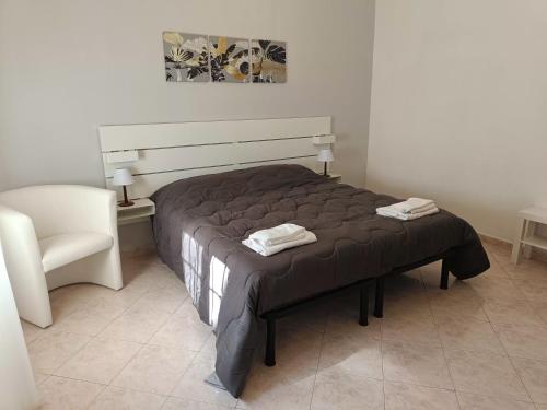 uma cama num quarto com uma cadeira e uma mesa em Tia Tourist Apartment Rome em Roma