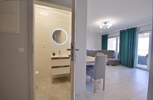 een eetkamer en een woonkamer met een tafel bij Apartamenty Bryza - Sun Towers in Świnoujście