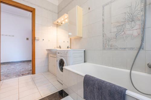 een badkamer met een wasmachine en een wastafel bij San Luigi Apartment 3.0 in Beinasco