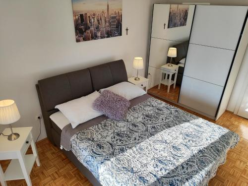 una piccola camera con un letto e due tavoli di Cozy Apartment Jole a Zara (Zadar)