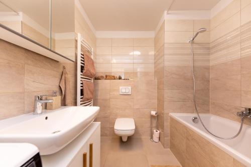 A bathroom at ERKEL 18 APARTMAN