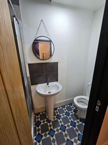 uma casa de banho com um lavatório e um WC em Double en suit room in Levenshulme (2) em Manchester