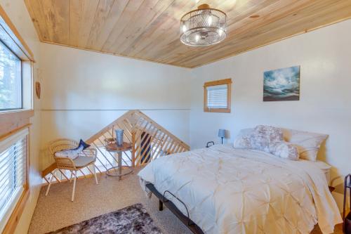 een slaapkamer met een bed en een houten plafond bij Cozy and Restful Cabin, Steps to Lake Almanor in Lake Almanor