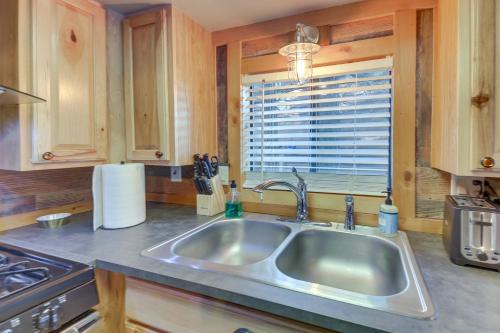 Η κουζίνα ή μικρή κουζίνα στο Peaceful Lake Almanor Hideaway, Fish, Hunt and Hike!