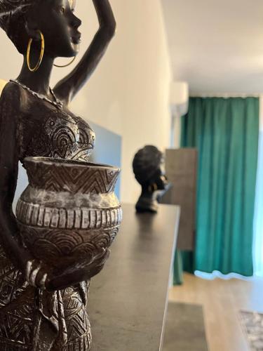 ヤシにあるDivine Apartments Silk Districtの博物館に花瓶を持つ女像