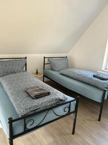 two twin beds in a room with at Ferienhaus Wachwitzgrund in Dresden