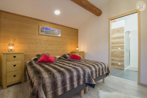 Tempat tidur dalam kamar di Gîte Les Mélèzes