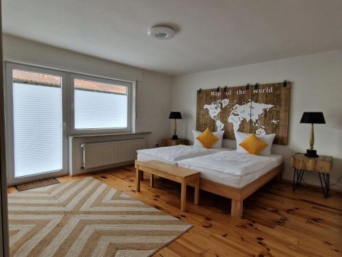 1 dormitorio con 1 cama con mapa en la pared en BigFish, en Großfischlingen
