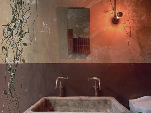 Ванна кімната в Mid-Century Studio