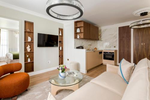 sala de estar con sofá blanco y mesa en Luxury 2 Bedroom & 2 Bathroom Suite - Marais en París