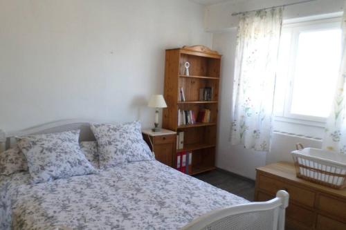 - une chambre avec un lit, une fenêtre et une étagère dans l'établissement T3 Tout confort-20 min à pied plage, à Fréjus