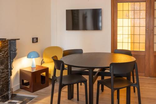 a dining room with a table and chairs at Smartflats - L'Orangerie IV Maastricht in Maastricht