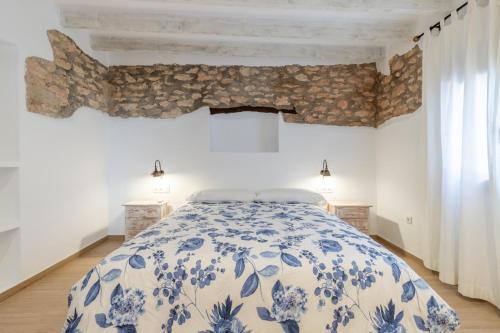 モライラにあるBook It Villa Moraira Capriceのベッドルーム1室(青と白のベッドカバー付)