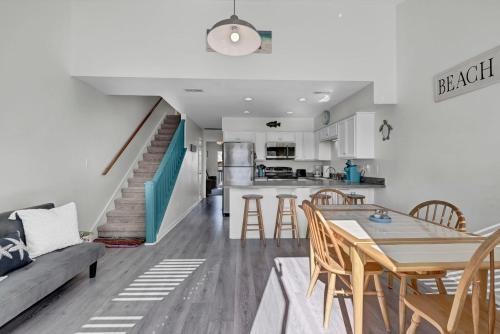 Amazing Sound View Home with Poolにあるキッチンまたは簡易キッチン