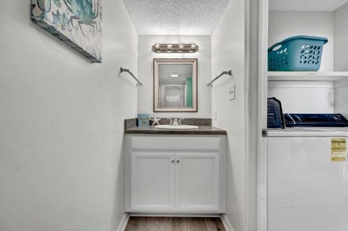 ノース・トップセール・ビーチにあるAmazing Sound View Home with Poolのギャラリーの写真