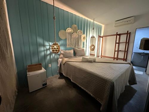 sypialnia z dużym łóżkiem w pokoju w obiekcie Kite inn house Pousada e Kite Club w mieście Icapuí