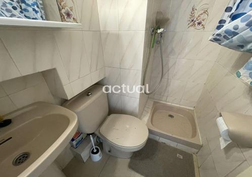 małą łazienkę z toaletą i umywalką w obiekcie BEACH PALACE CB08 w mieście Platja  d'Aro