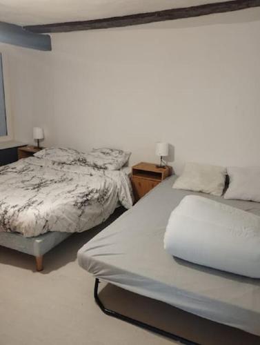 2 Einzelbetten in einem Zimmer mit in der Unterkunft appartement discount sortie de Besancon LE MONTANA in Chevigney-sur-lʼOgnon