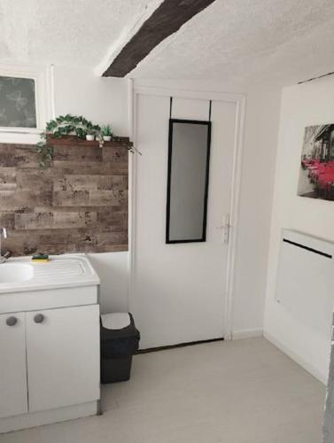 ein Badezimmer mit einer weißen Tür und einem Waschbecken in der Unterkunft appartement discount sortie de Besancon LE MONTANA in Chevigney-sur-lʼOgnon