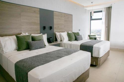 duas camas num quarto de hotel com duas camas em Hotel Antré Chapultepec em Guadalajara