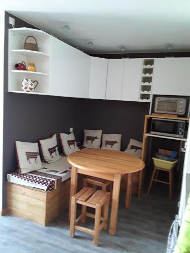 une salle à manger avec une table, des chaises et un canapé dans l'établissement Appartement Reallon 5 personnes en rez de jardin, à Réallon