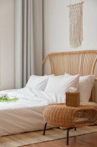 ein Bett mit weißen Laken und einem Korb darauf in der Unterkunft LAON Stay in Seoul