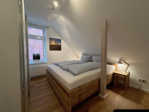 a small bed in a room with a window at Georg6 GEORG6 - Fewo 5 in Norderney