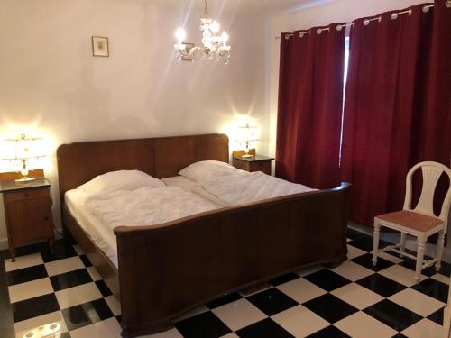 a bedroom with a bed and a checkered floor at Ferienwohnung Sonnendeck Klanxbüll in Klanxbüll