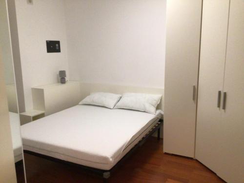 una piccola camera con letto e armadietto bianco di Casa di Gabry a Pedaso
