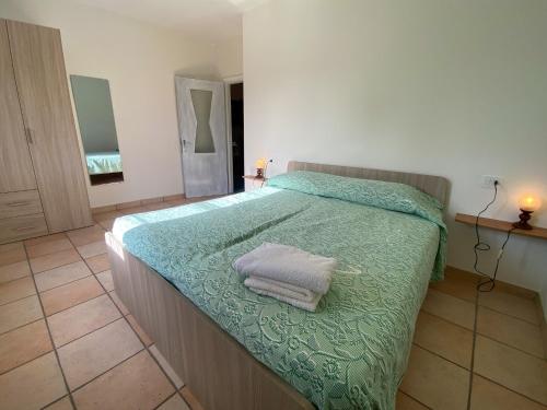 um quarto com uma cama com duas toalhas em Moretta em Masina
