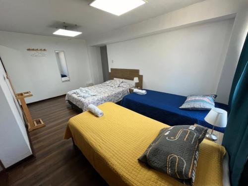 Habitación con 2 camas en una habitación en Harmony Inn Miraflores, en Lima