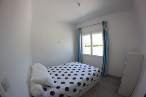 une chambre avec un lit et une fenêtre dans l'établissement Appartement à 10km de la grande motte, Palavas..., à Lunel