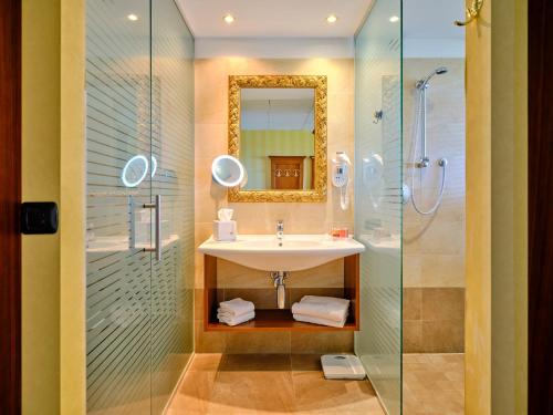 ein Bad mit einem Waschbecken und einer Dusche in der Unterkunft Boffenigo Panorama & Experience Hotel in Costermano sul Garda