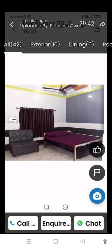 una imagen de una habitación con sofá y mesa en Leela home stay, en Faizābād