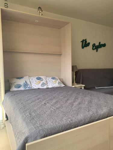 - une chambre avec un grand lit et 2 oreillers dans l'établissement Studio vue mer centre ville avec garage, à Sainte-Maxime