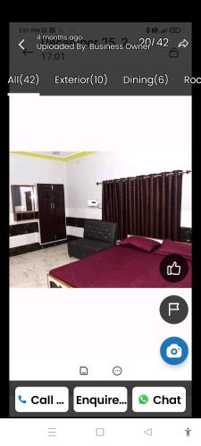 Una foto de un dormitorio con una cama en una habitación en Leela home stay, en Faizābād