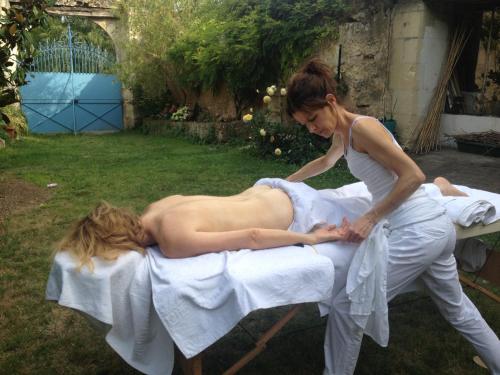 Une femme sur un lit de massage dans l'établissement L'Arcane Du Bellay, à Montreuil-Bellay