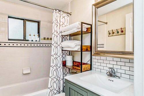 La salle de bains est pourvue d'un lavabo et d'une douche avec un miroir. dans l'établissement FL Leisure, à Oxford