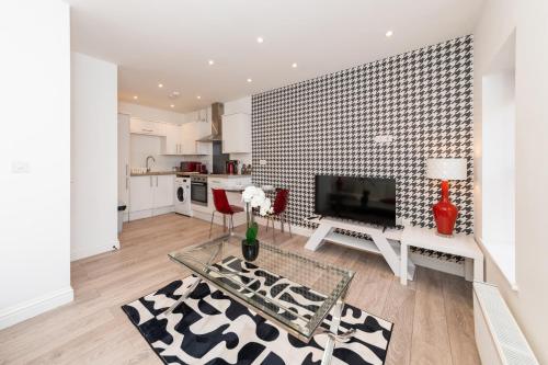 un soggiorno con TV e tavolo di Well Equipped 2Beds in Central Reading a Reading